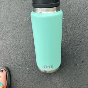 Yeti rambler 36 ounce water bottle